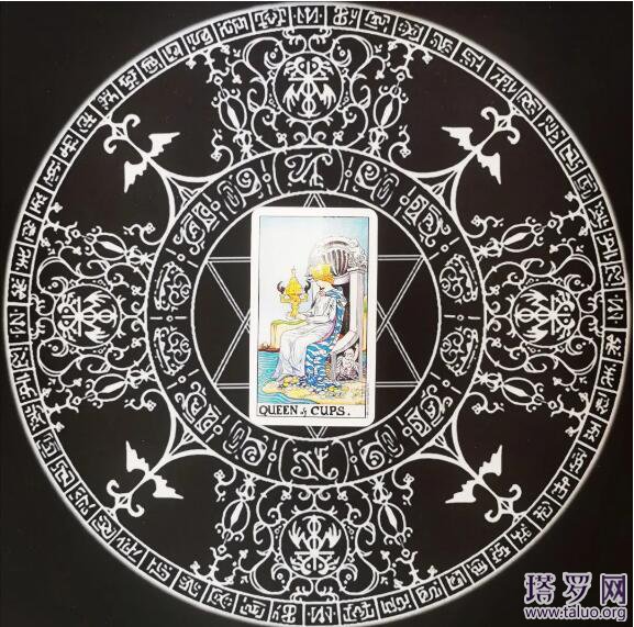 塔羅牌圣杯牌組(圣杯王后)