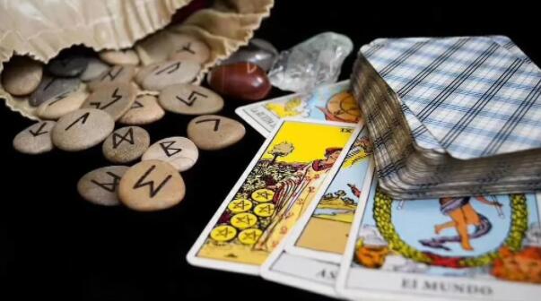 塔羅牌七十八張牌的含義（權杖二）